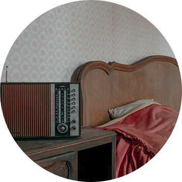 Vintage radio in verlaten villa van Tim Vlielander