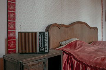 Vintage-Radio in verlassener Villa