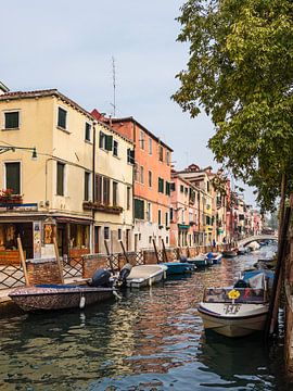 Historical buildings in the old town of Venice by Rico Ködder