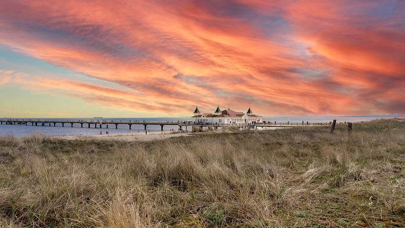 Seebrücke in Ahlbeck an der Ostsee auf Usedom bei Sonnenuntergang von Animaflora PicsStock