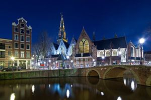 Nachtfoto Oude Kerk Amsterdam van Anton de Zeeuw