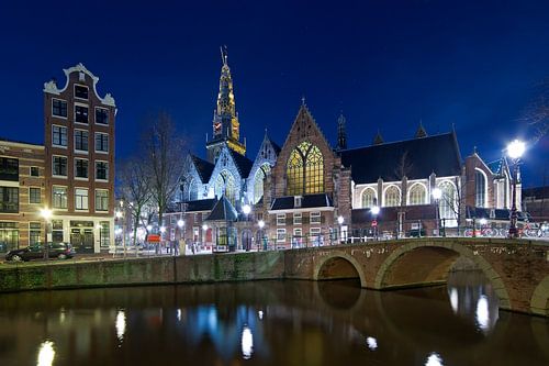 Photo de nuit de la vieille église d'Amsterdam sur Anton de Zeeuw