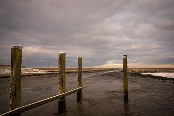 Het is eb in de haven van Noordpolderzijl van Bo Scheeringa Photography