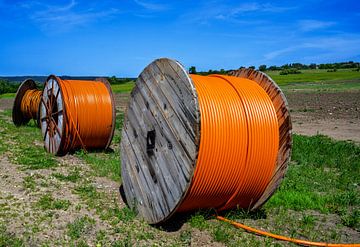 Kabeltrommel met oranje glasvezelkabel