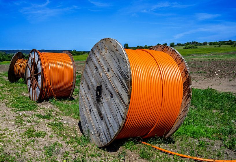 Kabeltrommel met oranje glasvezelkabel van ManfredFotos