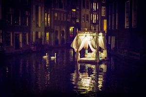 Drijvend hemelbed in de grachten van Amsterdam van Ellis Peeters