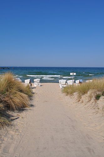witte strandstoelen aan het noordelijk strand in Göhren op het eiland Rügen