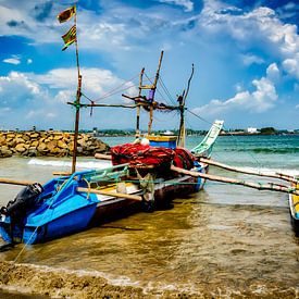 Auslegerboot am Strand bei Bewölkung in Galle Sri Lanka von Dieter Walther
