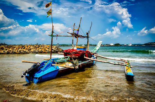 Outrigger boot op het strand onder wolkendek in Galle Sri Lanka
