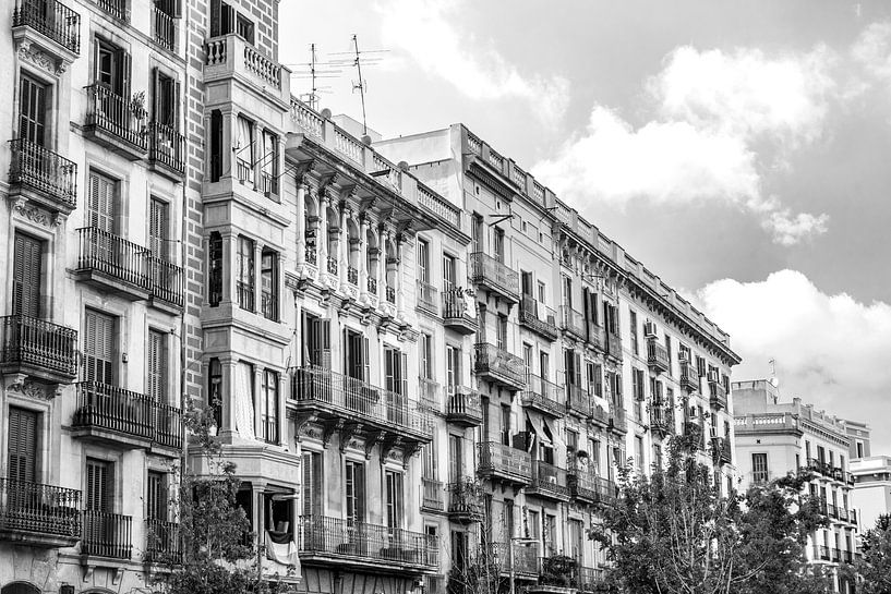 Vue de maisons anciennes avec balcons à el Borne, Barcelone, Catalogne, Espagne par WorldWidePhotoWeb