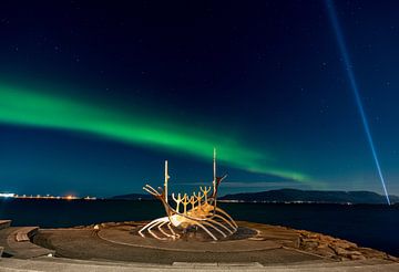 Das Sonnenschiff in Island mit Nordlichtern von Patrick Groß