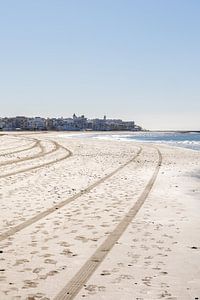 Sandstrand, blick auf die Skyline und Richtung Rota, Morgennebel am Playa de la Costilla, Costa de la Luz, Cádiz, Andalusien, Spanien.