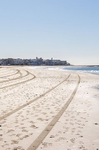 Zandstrand, uitzicht op de skyline en richting Rota, ochtendmist bij Playa de la Costilla, Costa de la Luz, Cadiz, Andalusië, Spanje.