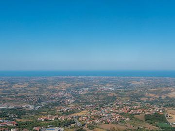 Panoramisch uitzicht over de stadstaat San Marino in Italië van Animaflora PicsStock