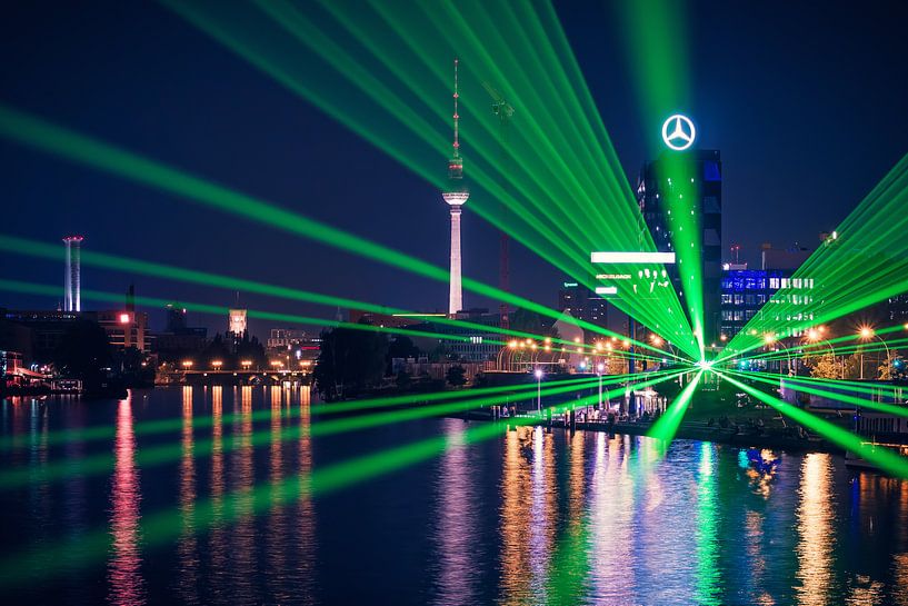 Berlin – Skyline bei Nacht / Spree-Panorama van Alexander Voss