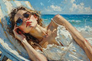 eine sich im Urlaub befindliche junge Frau am Strand am Meer.