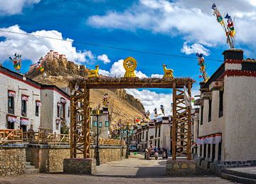 Straatbeeld in een oud deel van Gyantse, Tibet van Rietje Bulthuis