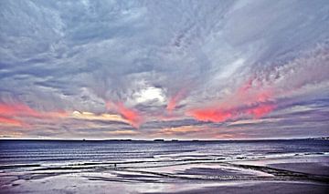 Bewolkte zonsondergang op het strand mixed media van Werner Lehmann