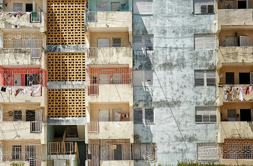 Groot oud flatgebouw / gebouw typisch voor het communistische tijdperk in Havana, Cuba