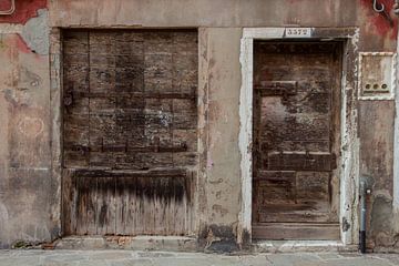 Oude deur in oude stad Venetie, Italie