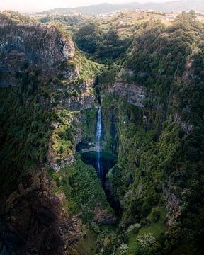 Waterval tussen de bergen van Madeira van Visuals by Justin