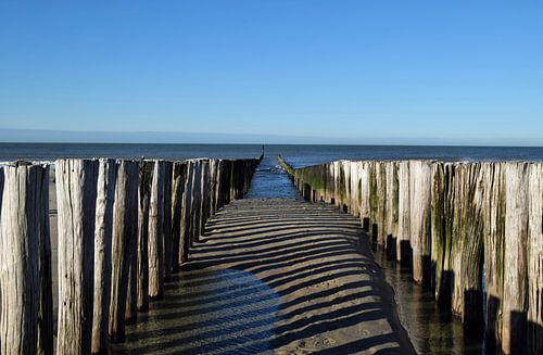 golfbrekers voor de kust van de Noordzee bij Domburg, provincie Zeeland, Nederland
