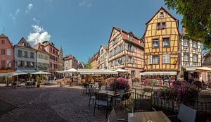 Vakwerk huizen aan de Grand’Rue, terrassen, cafe, Colmar, Alsace, Frankrijk van Rene van der Meer