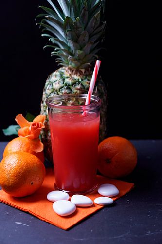 Ananas-perzik-sinaasappel limonade in een glas.