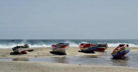 Vissersboten op het strand van  San Pedro, Sao Vicente, Kaapverdië by Rien Koorevaar