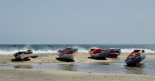 Vissersboten op het strand van  San Pedro, Sao Vicente, Kaapverdië