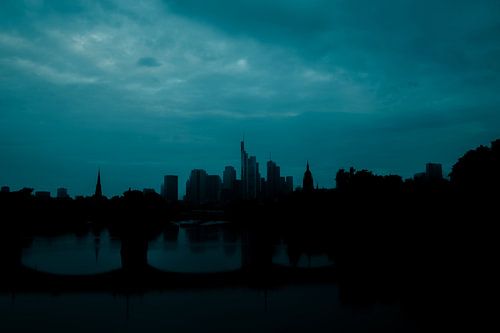 Frankfurtse skyline op het blauwe uur