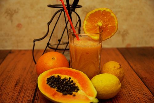 Papaya cocktail met rum, citroen en sinaasappel