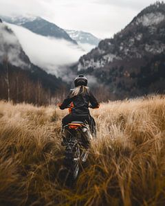 Frau auf Motorrad