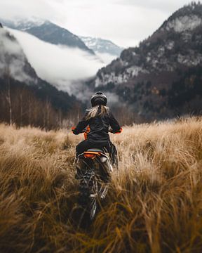 Vrouw op motorfiets van fernlichtsicht
