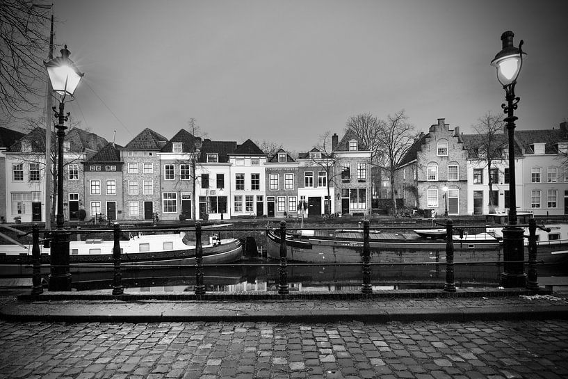 De Brede Haven van Den Bosch bij zonsopkomst in zwart wit van Den Bosch aan de Muur
