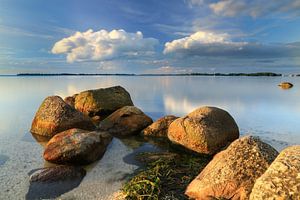 IJsselmeer met grote rivierkeien onder wolkenlucht van FotoBob