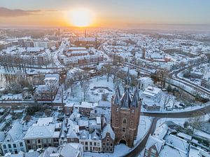 Das alte Tor von Zwolle Sassenpoort an einem kalten Wintermorgen