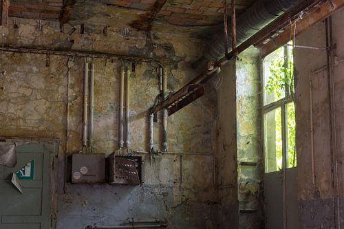 Heizungsraum in verlassenem Gebäude von Nancy Lamers
