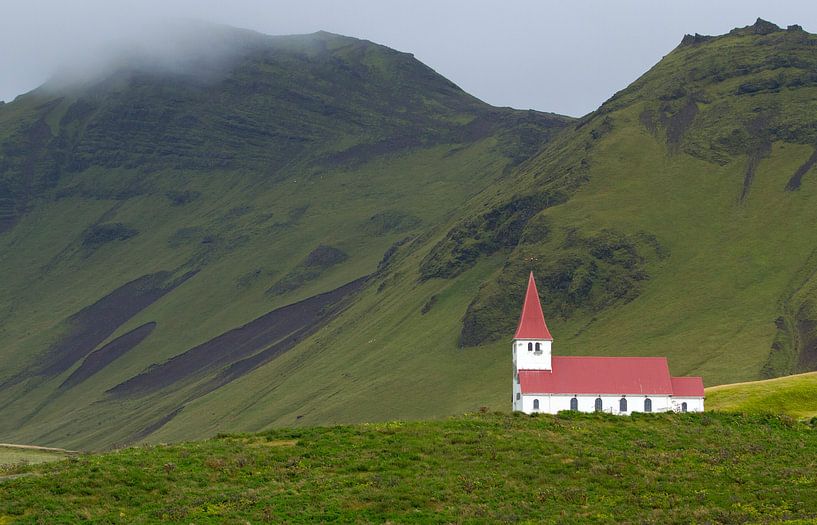 Kerkje bij Vik in IJsland van Menno Schaefer