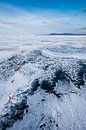 Zigzag van transparant blauw-turquoise ijsblauwe lucht en heuvels op het Baikalmeer van Michael Semenov thumbnail