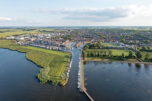 Luchtfoto van het traditionele stadje Spakenburg in Nederland