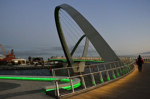De Elizabeth Quay brug oversteken