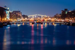 Le maigre pont (Magere Brug) d'Amsterdam dans la nuit sur John Verbruggen