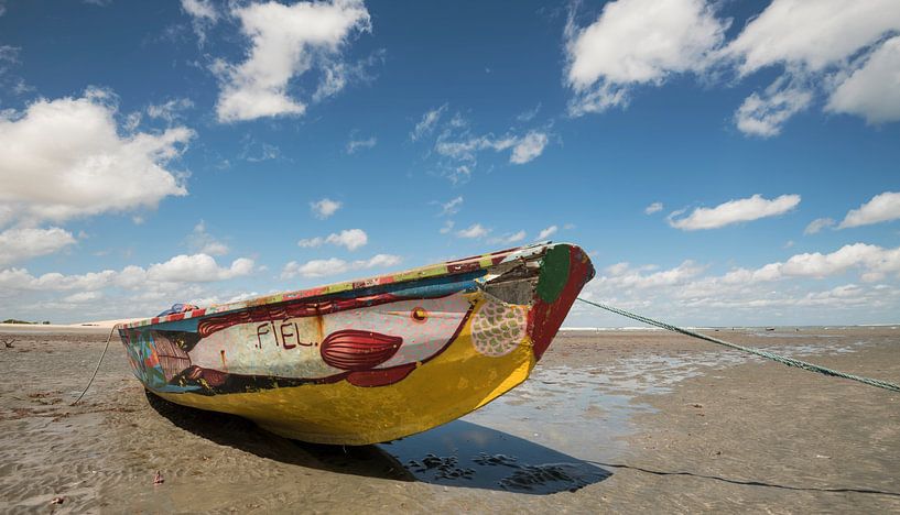 Boot op strand by Leon Doorn
