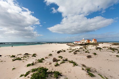 Strand van El Cotillo op Fuerteventura met idyllische huisjes