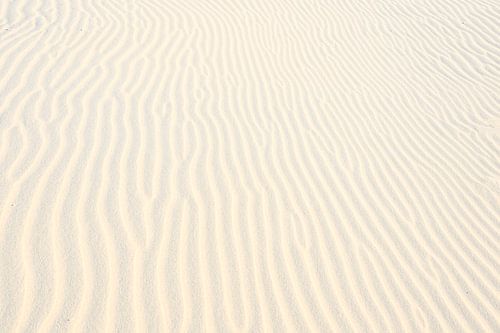 Beach: abstract lines and shapes by Caroline Drijber Guérain