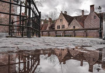 Reflectie van de historische panden in het centrum van Brugge, België van Kim de Been