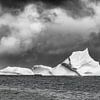 Panorama met majestueuze ijsbergen onder stormachtig lucht in zwart-wit van Chris Stenger
