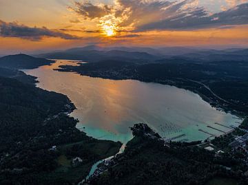 Sunset am Wörthersee van Ralf van de Veerdonk