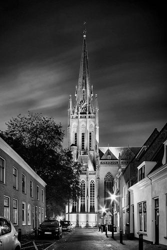 Sint Nicolaas Basiliek te IJsselstein bij avond in zwartwit